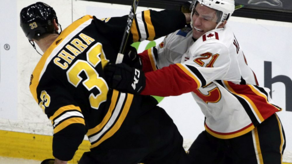 Obranca Boston Bruins Zdeno Chára (33) bráni pravé krídlo Calgary Flames Garneta Hathawaya