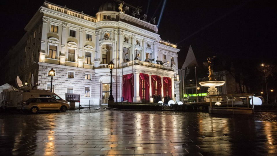 Na snímke historická budova Slovenského národného divadla, v ktorej sa konal 18. ročník dobročinného Plesu v opere 13. januára 2018 v Bratislave.