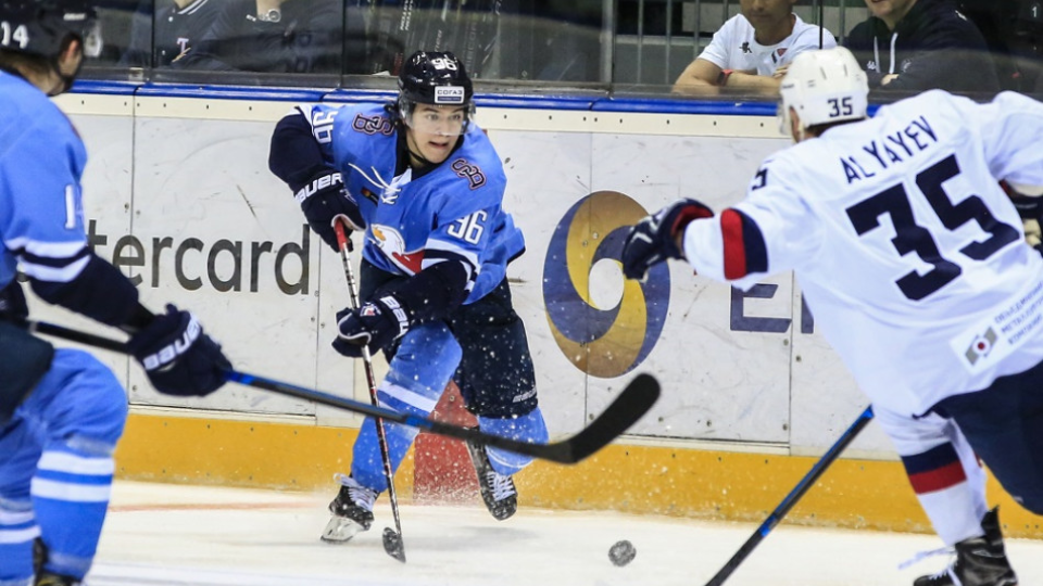 Na archívnej snímke zľava Žiga Jeglič (Slovan), Marek Sloboda (Slovan) v zápase Kontinentálnej hokejovej ligy (KHL).