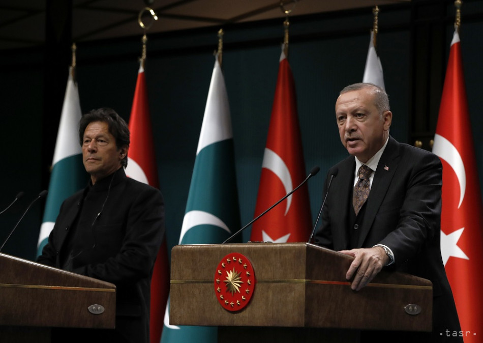  Turecký prezident Recep Tayyip Erdogan (vpravo) a pakistanský premiér Imrán  Chán počas tlačovej konferencie v Ankare 4. januára 2019.