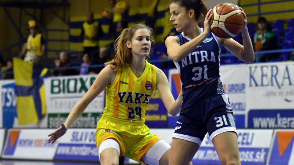 Na snímke vľavo basketbalistka Young Angels Košice Linda Flešárová 