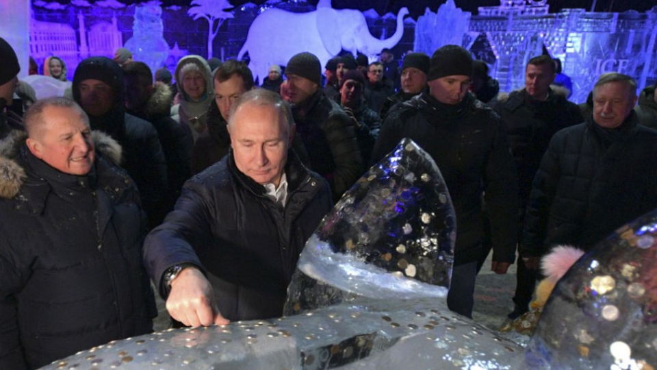 Ruský prezident Vladimir Putin v pondelok pri príležitosti osláv pravoslávnych Vianoc navštívil svoje rodné mesto Petrohrad, kde zavítal do Petropavlovskej pevnosti na brehoch rieky Neva.
