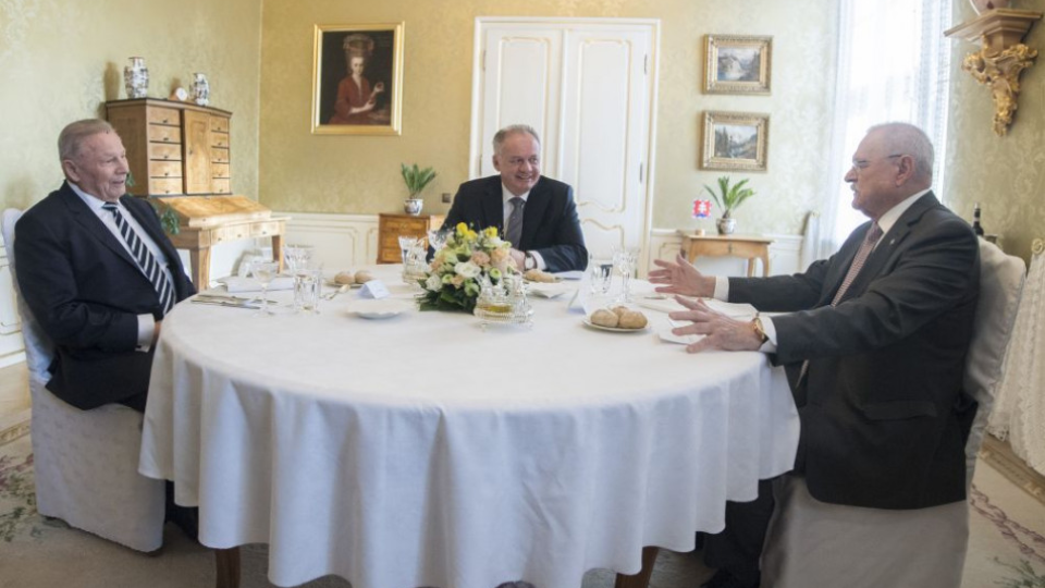 Na snímke uprostred prezident SR Andrej Kiska počas novoročného obeda s bývalými prezidentmi Rudolfom Schusterom (vľavo) a Ivanom Gašparovičom (vpravo) v Prezidentskom paláci v Bratislave 10. januára 2019.