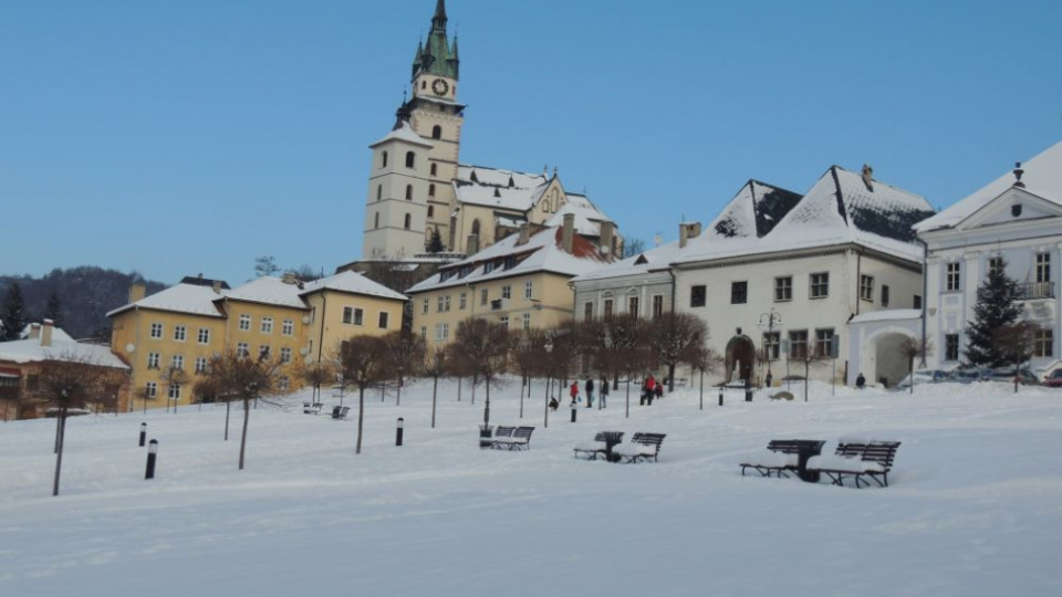 Na Štefánikovom námestí v Kremnici sa dá okrem sánkovania aj bežkovať na novom bežeckom okruhu. V Kremnici 11. januára 2019.