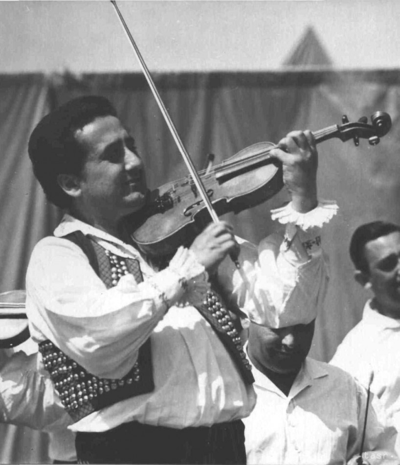 V roku 1929 sa narodil vo Zvolenskej Slatine vynikajúci huslista, koncertný majster SĽUK-u RINALDO OLÁH. Zomrel 1.6.2006.