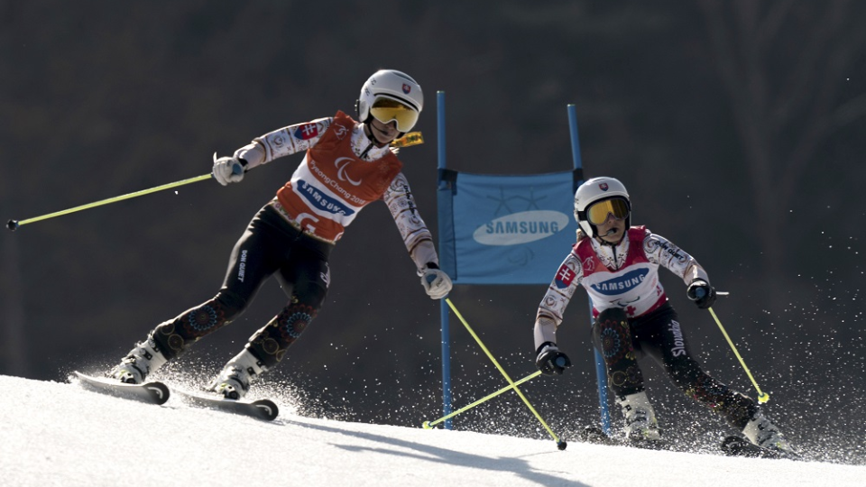 Slovenská lyžiarka Henrieta Farkašová s navádzačkou Natáliou Šubrtovou v obrovskom slalome žien v alpskom lyžovaní na XII. zimných paralympijských hrách v Pjongčangu 14. marca 2018. Farkašová získala v obrovskom slalome zrakovo znevýhodnených žien zlatú medailu.