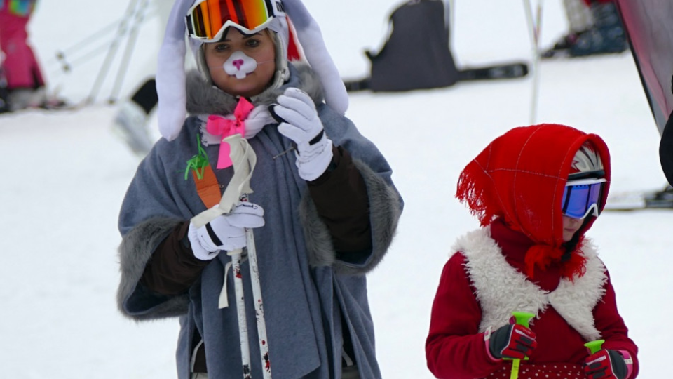 Na snímke lyžiari vo fašiangových maskách počas podujatia Turvoni na svahu v lyžiarskom stredisku Paseky vo Vrátnej doline 26. januára 2019. 