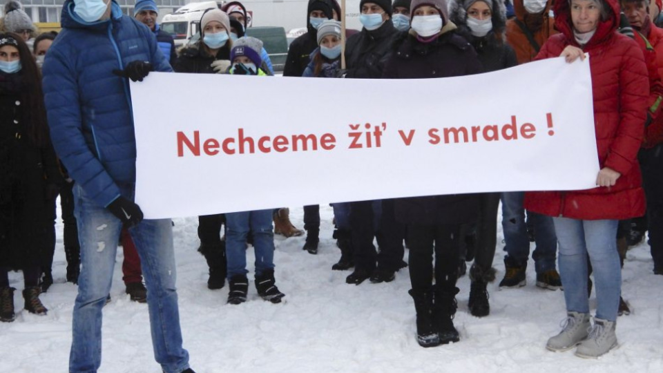 Archívna snímka z 23. januára 2019. Protestujúci žiadali odborné a objektívne posúdenie negatívneho vplyvu fabriky na obyvateľov, ovzdušie i samotný región.