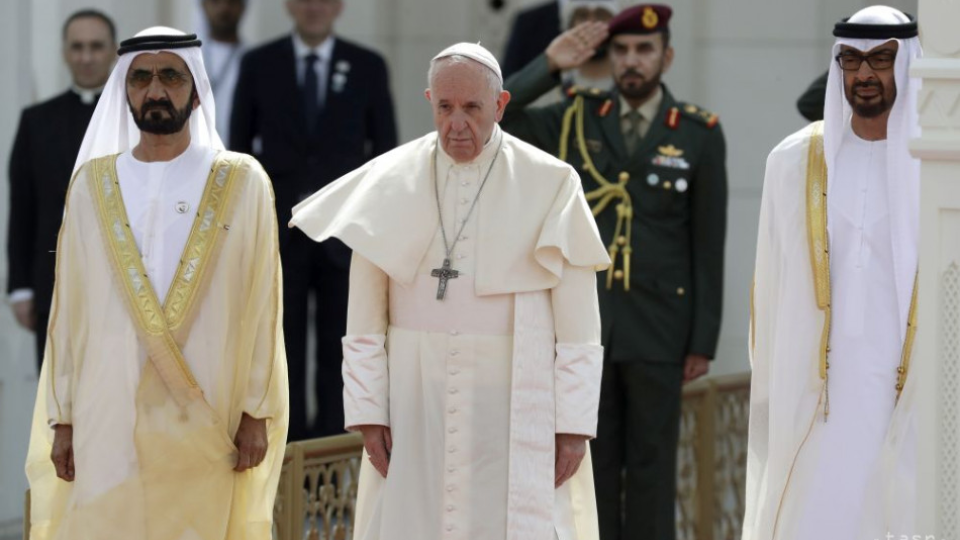 Pápež František (v strede) sprevádzaný korunným princom emirátu Muhammadom ibn Zajdom Nahajánom (vpravo) a   šejkom Muhammadom bin Rášidom Ál Maktúmom počas príchodu do prezidentského paláca v Abú Zabí v Spojených arabských emirátoch 4. februára 2019. 