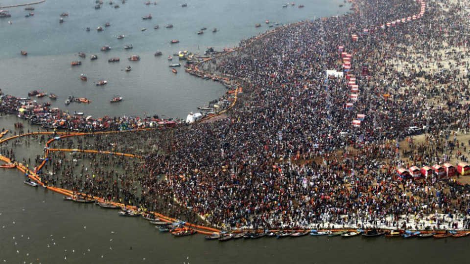 Na snímke tisícky hinduistov sa  rituálne ponárajú do vôd na posvätnom mieste Sangam pri sútoku troch riek - Gangy, Jamuny a posvätnej rieky Sárasvatí počas kumbhamély (sviatku džbánov) v severoindickom meste Allahabáde 4. februára 2019. Kumbhaméla je jedným z najväčších svetových náboženských zhromaždení, začne sa v januári a zúčastňujú sa ho milióny hinduistických pútnikov. Počas sviatku sa pútnici ponárajú do posvätnej rieky Gangy, aby sa očistili a zmyli svoje hriechy.
