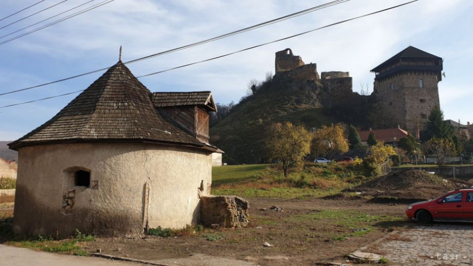 Na archívnej snímke tristoročná bašta niekdajšieho mestského opevnenia a Fiľakovský hrad nad mestom Fiľakovo v okrese Lučenec.