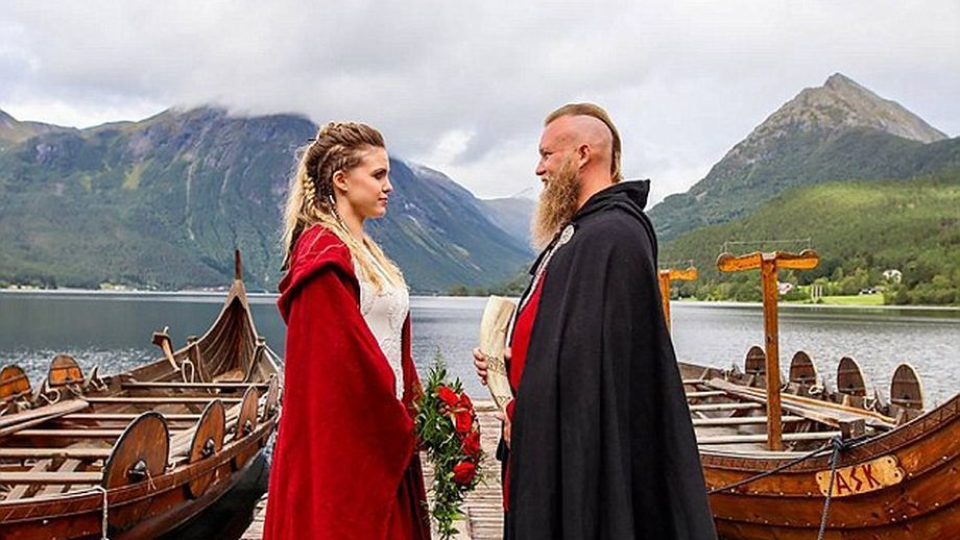 Elisabeth a Rune na brehu nórskeho jazera, kde mali obrad v pohanskom.