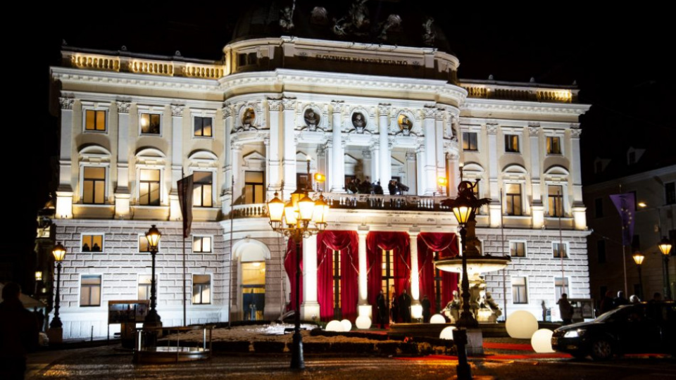 Na snímke historická budova Slovenského národného divadla, v ktorej sa konal 19. ročník dobročinného Plesu v opere 12. januára 2019 v Bratislave. 