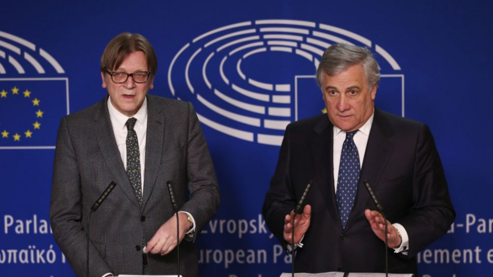 Predseda Európskeho parlamentu Antonio Tajani (vpravo) a koordinátor Európskeho parlamentu pre brexit Guy Verhofstadt počas spoločného vyhlásenia po ich stretnutí s britskou premiérkou Theresou Mayovou v sídle EP v Bruseli 7. februára 2019.