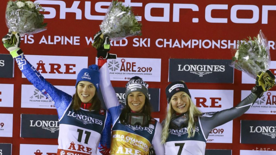 Slovenská lyžiarka Petra Vlhová (vľavo) sa teší zo zisku striebornej medaily v alpskej kombinácii na majstrovstvách sveta v alpskom lyžovaní vo švédskom Are 8. februára 2019. Zlato obhájila Švajčiarka Wendy Holdenerová (uprostred), bronz získala Nórka Ragnhild Mowinckelová (vpravo). 