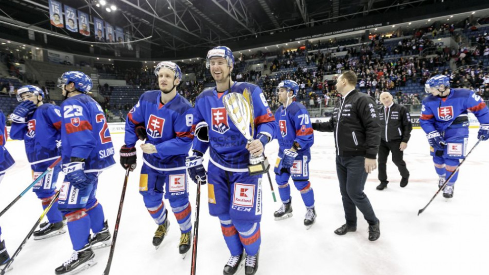 Na snímke slovenský hokejový tím s trofejou po víťazstve nad Olympijským tímom Ruska v zápase hokejového turnaja Kaufland Cup 2019 Slovensko - Olympijský tím Rusko v sobotu 9. februára 2019 v Bratislave. 