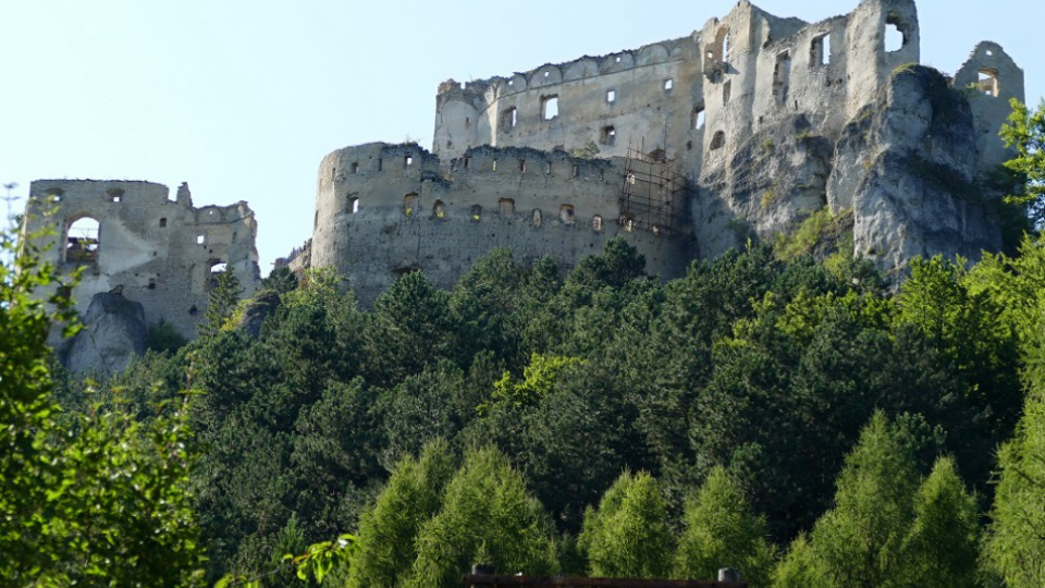 Na snímke hrad Lietava nad rovnomennou obcou pri Žiline 5. septembra 2017. 