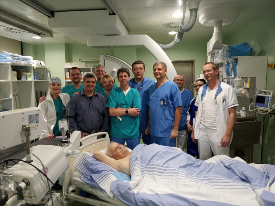 Spokojný pacient  s operačným tímom a Gregom A. Waltersom z USA bezprostredne po operácii. Ide o 76-ročného pána Mateja z Bratislavy, ktorý bol po infarkte so srdcovým zlyhávaním a len 20% funkciou srdca. 