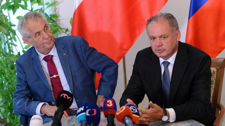 Prezident Českej republiky Miloš Zeman (vľavo) a prezident Slovenskej republiky Andrej Kiska (vpravo), archívna snímka.
