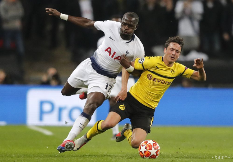 Na snímke zľava hráč Tottenhamu Lucas Moura a hráč Borussie Thomas Delaney v zápase osemfinále Ligy majstrov vo futbale Tottenham Hotspur - Borussia Dortmund v stredu 13. Februára 2019. 