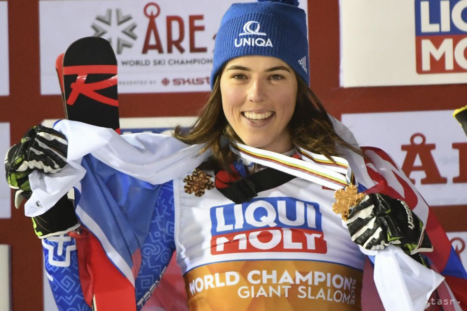 Na snímke slovenská lyžiarka Petra Vlhová pózuje so zlatou medailou, ktorú získala v obrovskom slalome na majstrovstvách sveta v alpskom lyžovaní 14. februára 2019 vo švédskom Are.
