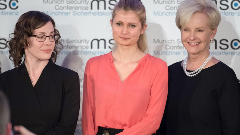 Politologičky Abigail Postová (vľavo) a Ulrike Frankeová (uprostred) si prevzali z rúk Cindy McCainovej (vpravo) cenu Johna McCaina počas Medzinárodnej bezpečnostnej konferencie 15. februára 2019 v Mníchove.  