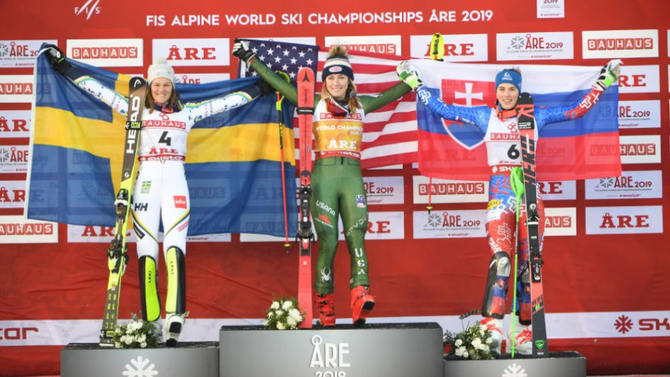 Na snímke slovenská lyžiarka Petra Vlhová (vpravo) získala bronzovú medailu v slalome na majstrovstvách sveta v alpskom lyžovaní 16. februára 2019 vo švédskom Are. Zlato si vybojovala Američanka Mikaela Shiffrinová (uprostred) a striebro Švédka Anna Swennová Larssonová (vľavo).