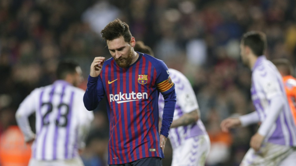 Futbalista FC Barcelony Lionel Messi reaguje po tom, čo nepremenil druhú penaltu v sobotňajšom zápase  24. kola La Ligy FC Barcelona - Valladolid v Barcelone 16. februára 2019.