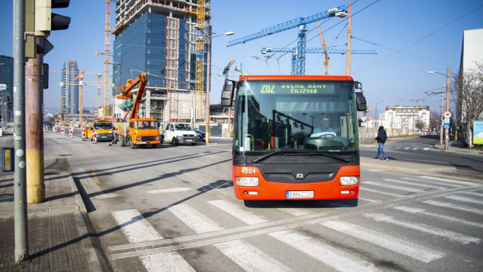 Na snímke dopravná situácia na uliciach Mlynské nivy a križovatke Košická a Svätoplukova počas rozsiahlych dopravných obmedzení súvisiacich s výstavbou podzemného kruhového objazdu a výstavby diaľnice D4 a rýchlostnej cesty R7 v Bratislave 17. februára 2019. 