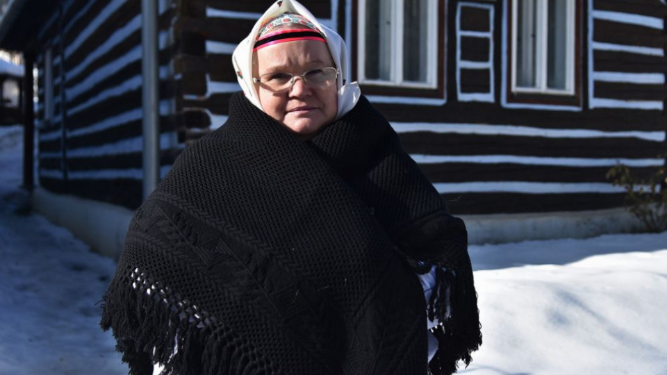 Na snímke majiteľka Múzea ľudovej kultúry v Lendaku Helena Galková, ktorá je oblečená v tradičnom goralskom kroji, stojí pred drevenicou, v ktorej sídli múzeum v Lendaku 18. februára 2019.