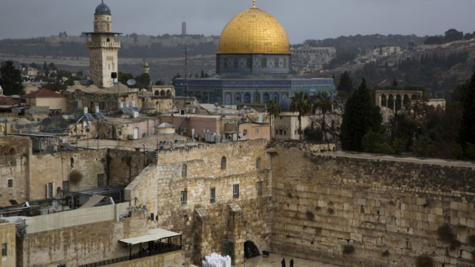 Na archívnej snímke pohľad na Západnú stenu a Dóm skaly, jednych z najsvätejších miest pre Židov a Moslimov, v Starom meste Jeruzalema.