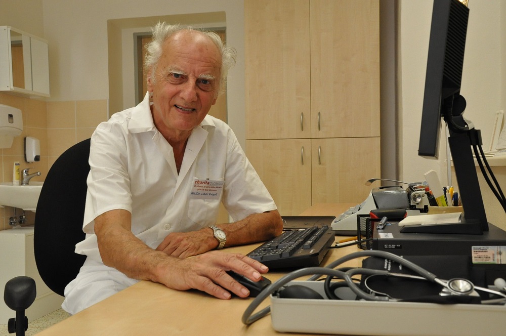 82-ročný Libor Kvapil ako praktický lekár ošetruje ľudí bez domova