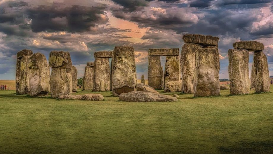 Stonehenge v Británii.