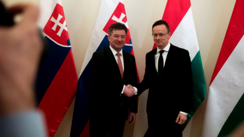 Minister zahraničných vecí SR Miroslav Lajčák (vľavo) a jeho maďarský rezortný kolega Péter Szijjártó (vpravo) si podávajú ruky počas stretnutia v Budapešti v pondelok 25. februára 2019.
