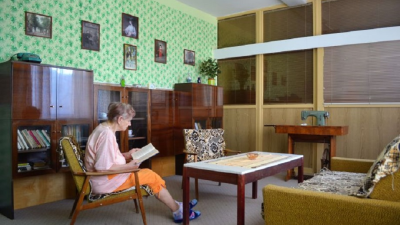 Česká nemocnica zariadila izbu v štýle 60. rokov. Seniorom sa v nej vracia pamäť 