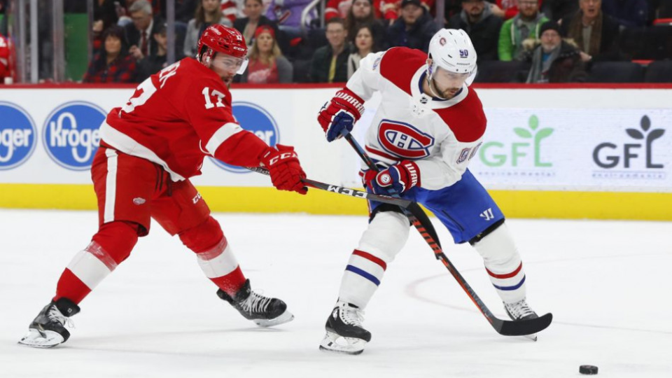 Obranca Detroit Red Wings Filip Hronek (17) bráni slovenského útočníka Montreal Canadiens Tomáša Tatara (90) v zápase NHL.