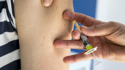 18-ročný mladík sa dal zaočkovať proti vôli rodičov. Inšpiroval tisíce ďalších