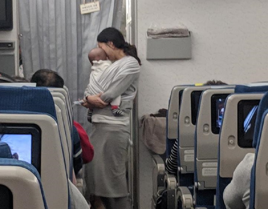 Juhokórejčanka drží svojho 4-measčného syna. Pre spolucestujúcich pripravila balíčky, aby sa nehnevali, ak by jej dieťa počas letu plakalo.
