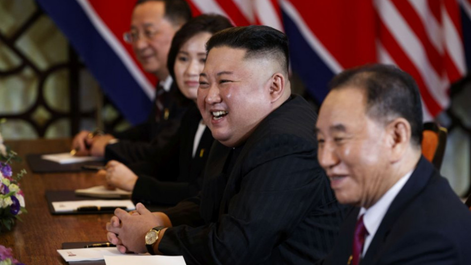 Severokórejský líder Kim Čong-un (druhý sprava) sa usmieva na historicky druhom summite s americkým prezidentom Donaldom Trumpom vo vietnamskom Hanoji 28. februára 2019.