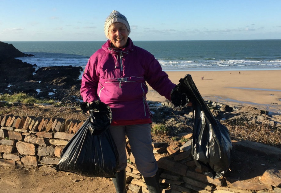Pat Smithová, 70-ročná dôchodkyňa, ktorá sa podujala čistiť pláže vo svojom okolí.