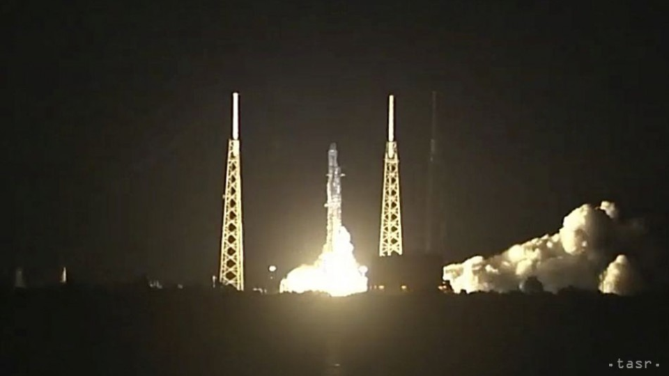 Nepilotovanú nákladnú loď Dragon vyniesla na obežnú dráhu nosná raketa Falcon 9, ktorú SpaceX použila opätovne v snahe ušetriť náklady. 
