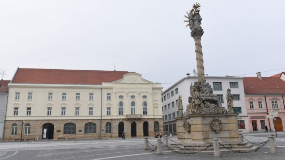 Na snímke Divadlo Jána Palárika s obnovenou fasádou na Trojičnom námestí v Trnave.