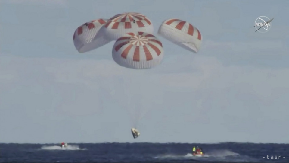 Vesmírna loď Crew Dragon súkromnej americkej spoločnosti SpaceX sa v piatok vrátila na Zem, keď podľa plánu dopadla do Atlantického oceánu.