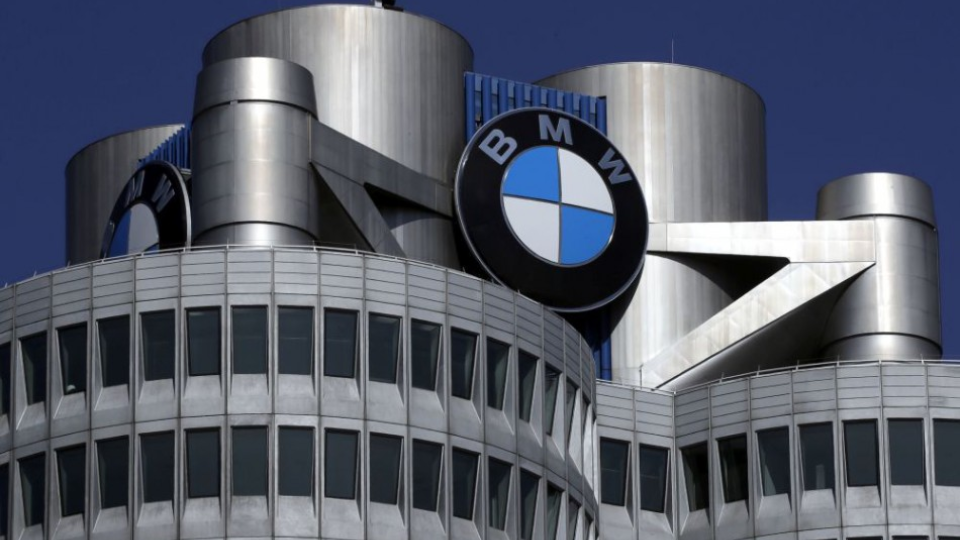  Na archívnej snímke logo nemeckej automobilky BMW visí na sídle v Mníchove.