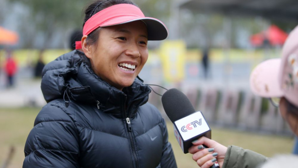 Čínska chodkyňa Liou Chung, ktorá vytvorila na mítingu Veľká cena v Chuang-šan nový svetový rekord na 50 km, odpovedá po pretekoch na otázky novinárov  v sobotu 9. marca 2019. Prvýkrát v dejinách padla hranica 4 hodiny, keď olympijská víťazka prišla do cieľa v čase 3:59:15 hod.
