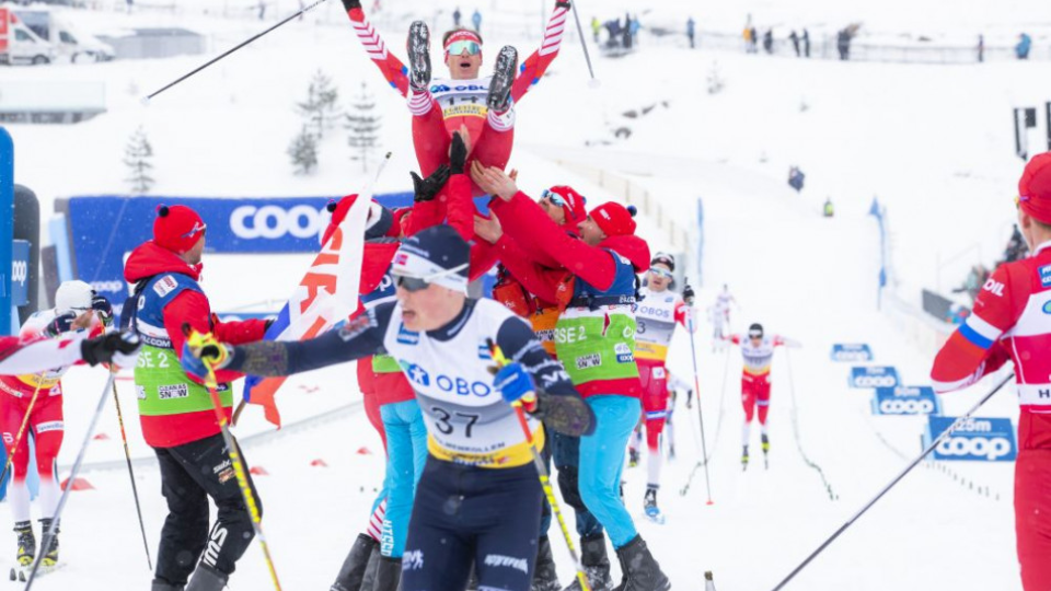 Ruský bežec na lyžiach Alexander Bolšunov sa teší po triumfe v prestížnych sobotňajších pretekoch na 50 km klasicky s hromadným štartom na Svetovom pohári v nórskom Holmenkollen 9. marca 2019.
