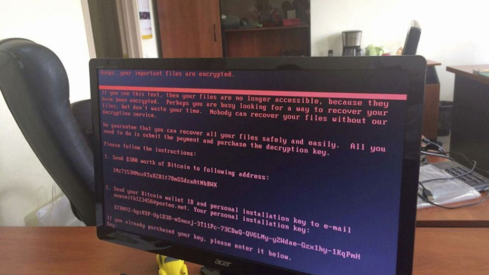 Na snímke obrazovka počítača po kybernetickom útoku. 