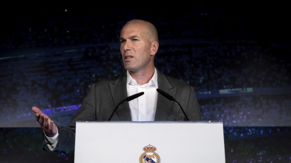 Francúz Zinedine Zidane sa vrátil na post šéftrénera španielskeho futbalového klubu Realu Madrid. V pondelok na poste nahradil Argentínčana Santiaga Solariho a podpíše zmluvu do roku 2022. Na snímke nový tréner futbalistov Realu Madrid Zinedine Zidane počas tlačovej konferencie v Madride 11. marca 2019.