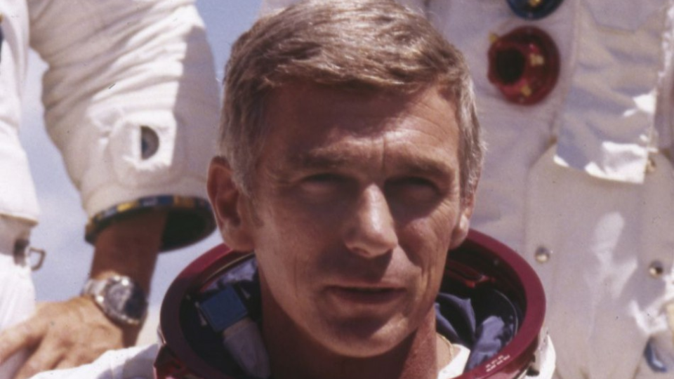 Na nedatovanej snímke, ktorú poskytol Národný úrad pre letectvo a vesmír (NASA), pózuje v skafandri astronaut česko-slovenského pôvodu Eugene Andrew Cernan, veliteľ lode Apollo 17.