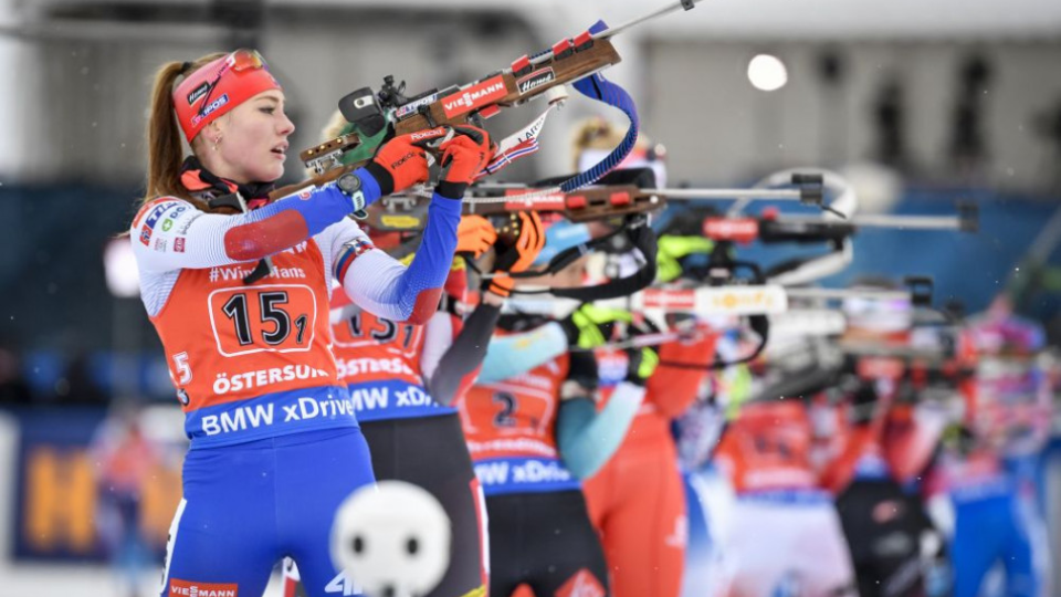 Na snímke slovenská reprezentantka Ivona Fialková počas streľby v súťazi štafiet žien na 4x6 km na MS biatlonistiek vo švédskom Östersunde 16. marca 2019.
